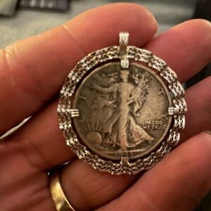 Radiant Gold Heart Pendant Necklace with Intricate Detailing